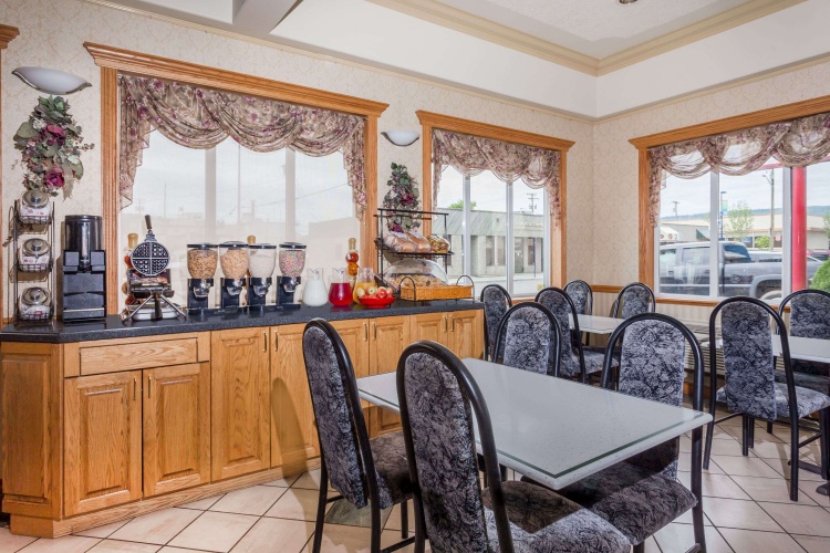 Ramada By Wyndham Quesnel photo 17
