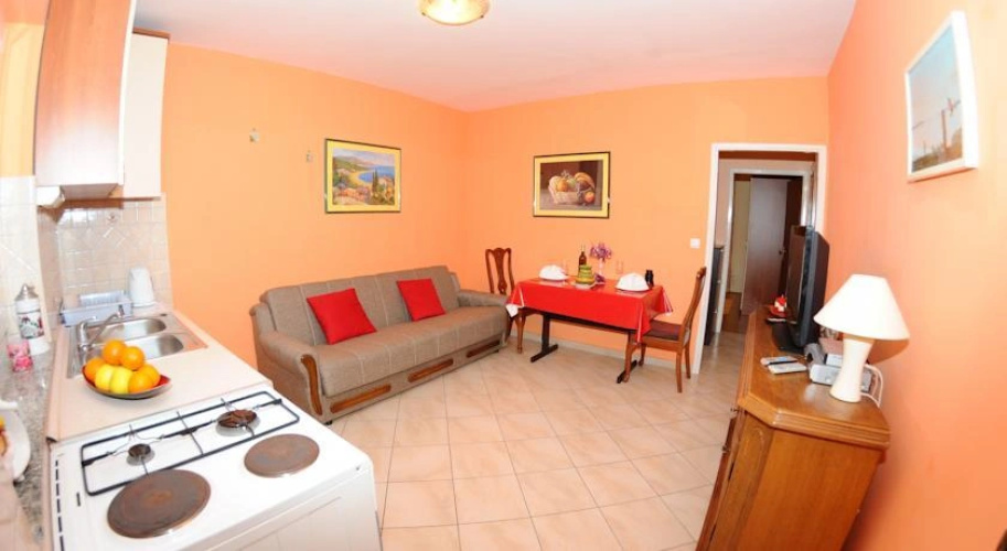 Lanterna Puntamika apt. near beach