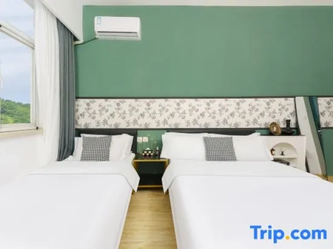 Business Twin Family room