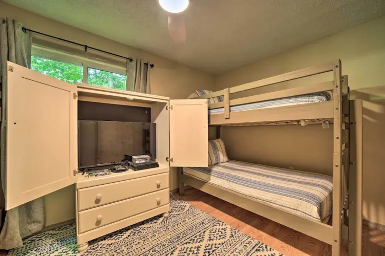 Charming Maggie Valley Getaway w/ Fire Pit!