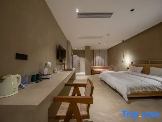 Standard Family room with courtyard view