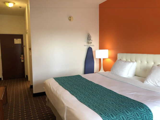 Howard Johnson by Wyndham Airport