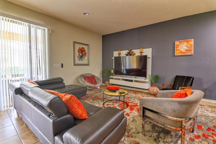 9 Bedroom Windsor at Westside Home