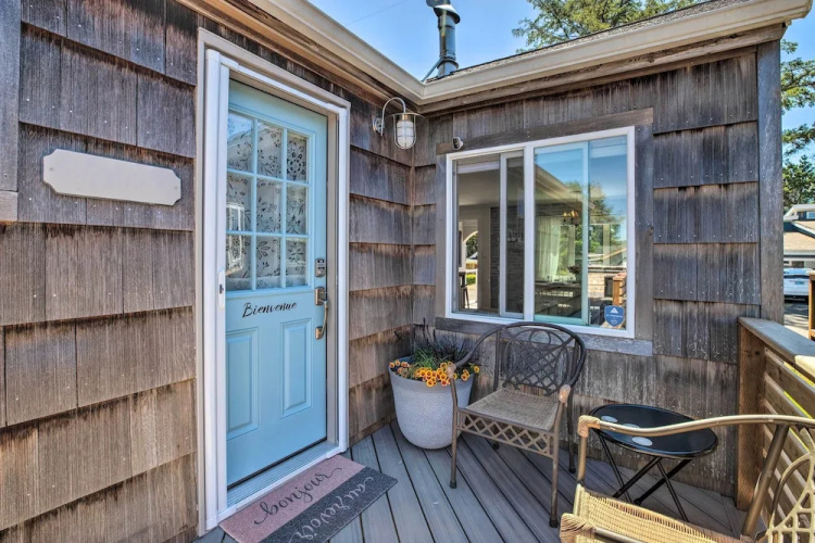 Quaint 'sur La Mer' Cottage w/ Deck, Fire Pit