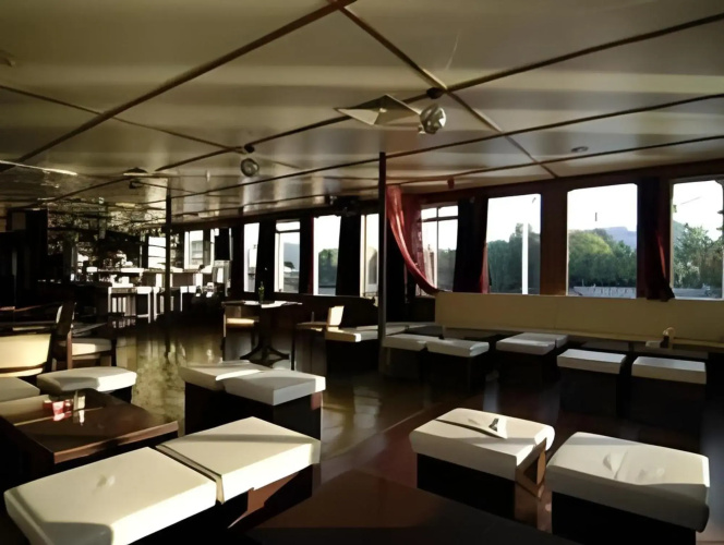 Eastern Comfort - The swimming hostel