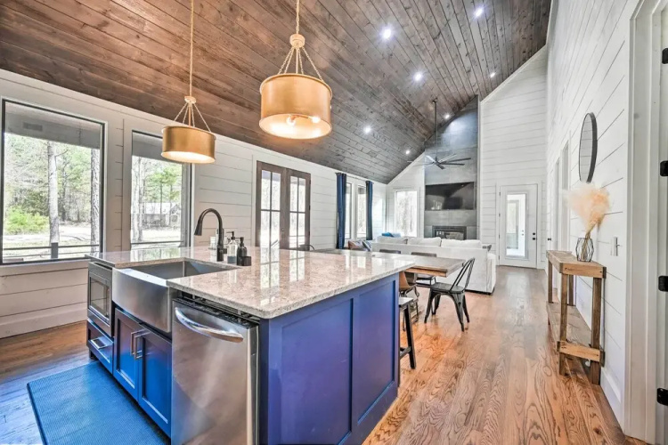 Private Hot Tub, Outdoor Fireplace: Broken Bow Gem