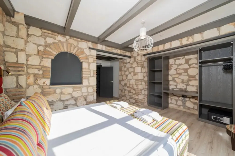 Peaceful Hotel Room Near Hadrian s Gate