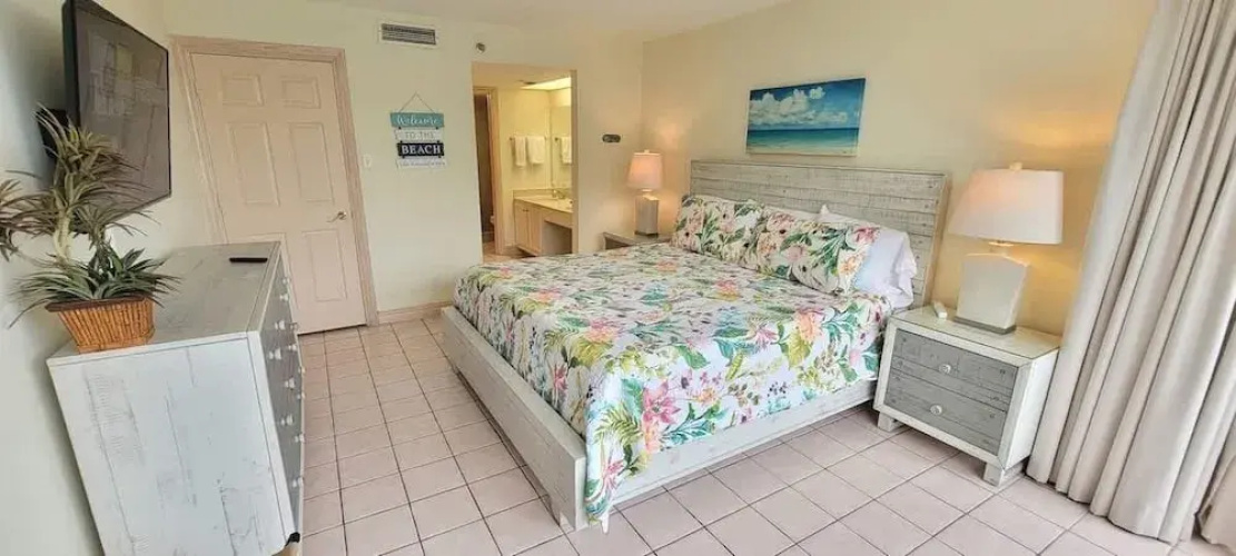 Beachfront Resort * Heated Pool * Sleeps Heaps (Saida Royale 9039) by RedAwning