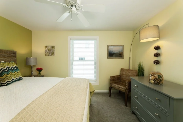 2 Bedrooms Standard Family room with partial view