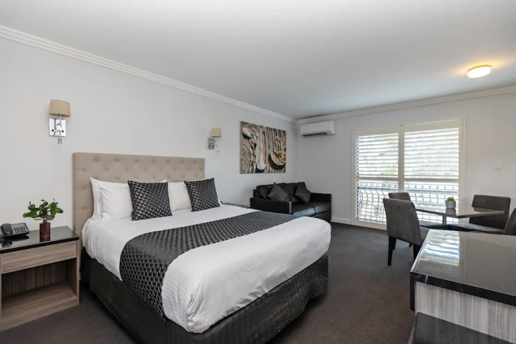 2 Bedrooms Family Suite with garden view