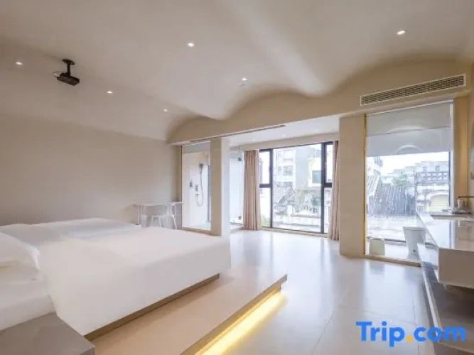 Standard room with street view