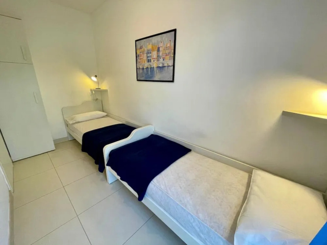Flat With Private Garden by the sea
