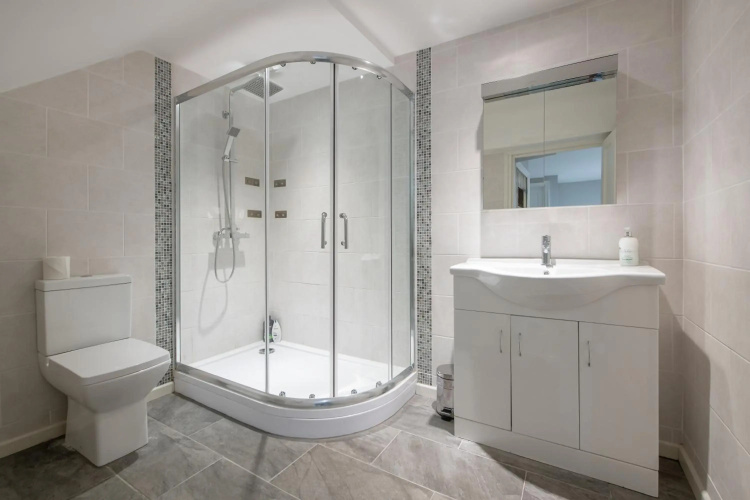 Georgian 3 Bed 3 Bath Central Apartment & Parking