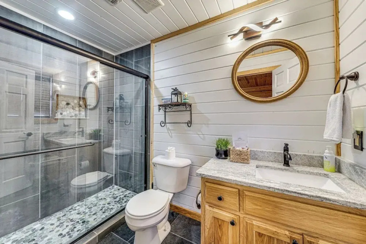 Broken Bow Cabin w/ Hot Tub ~ 5 Mi to State Park!