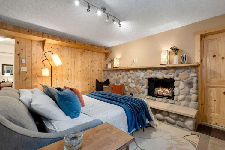 Cottage with balcony and with mountain view