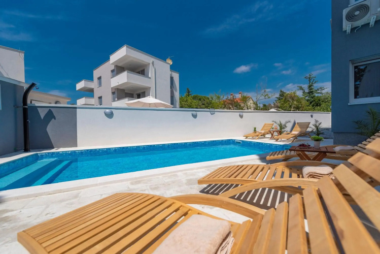 Villa Star 4 a centrally located ap. with a pool