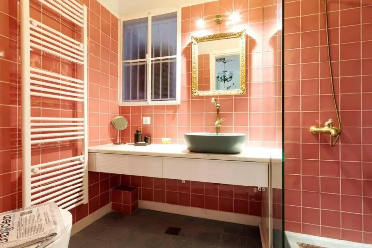 Iphigenia 2 bedroom retro downtown apartment
