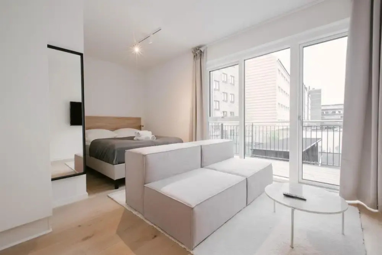 Townhouse Studio w Large Private Balcony