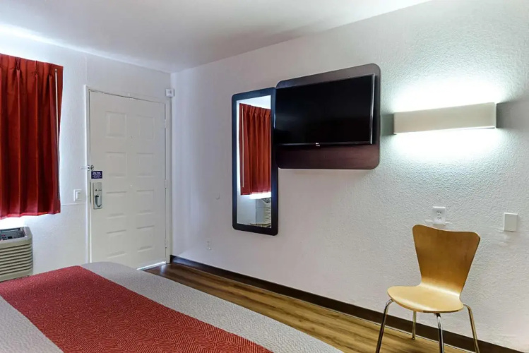 Motel 6 Shaw Ave & Hwy 99
