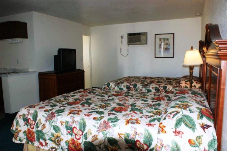 Hwy. Express Inn & Suites