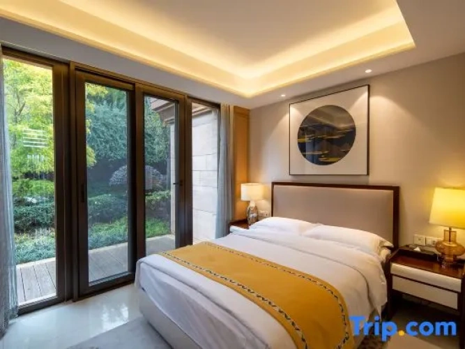 Standard Family room with courtyard view