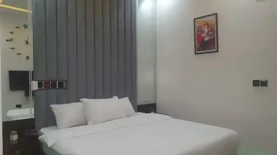 Q Nuts Lounge And Suites