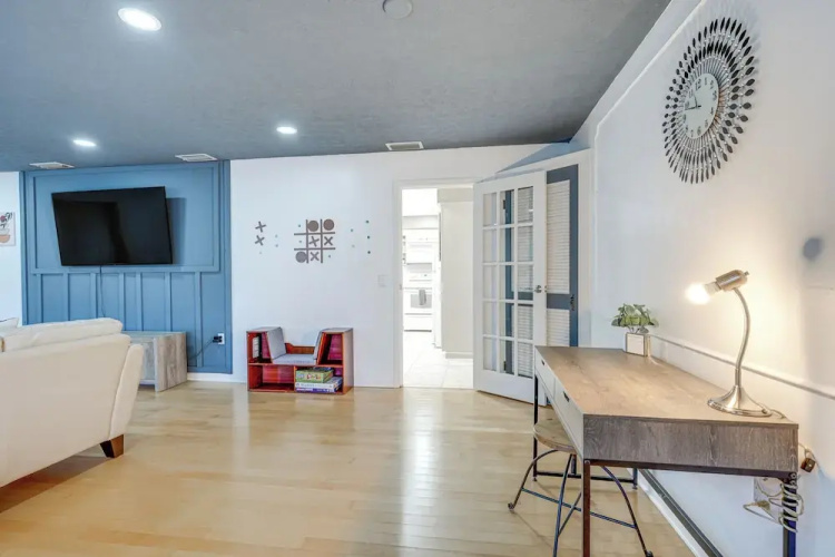 Pool & Game Room: Spacious Brandon Home
