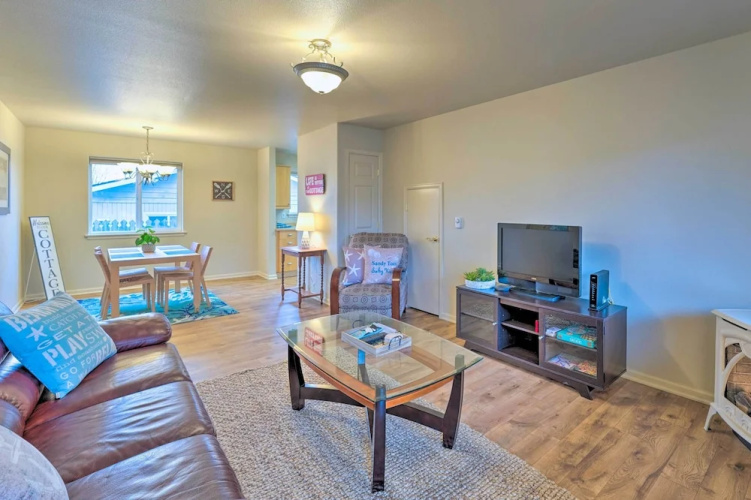Anacortes Condo - Walk to Town, Marina, + Bay!