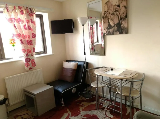 4 Bedrooms Single Apartment