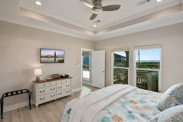 Crystal Villa 3 Bedroom Home by RedAwning