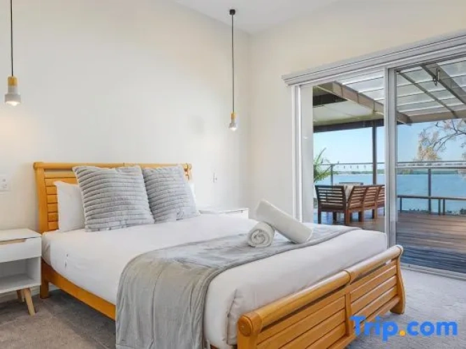 4 Bedrooms Standard room with river view