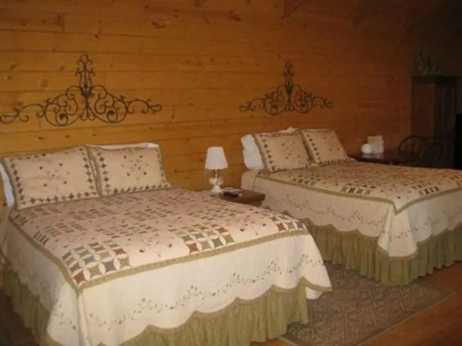 Pine Tree Inn and Bakery