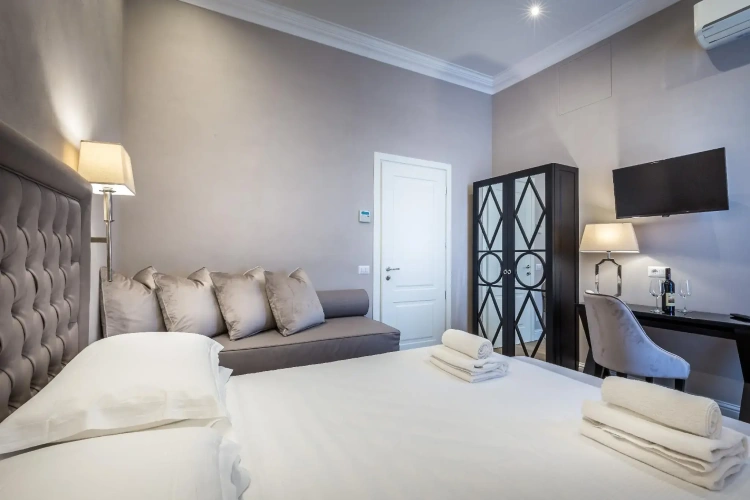 Standard Triple room