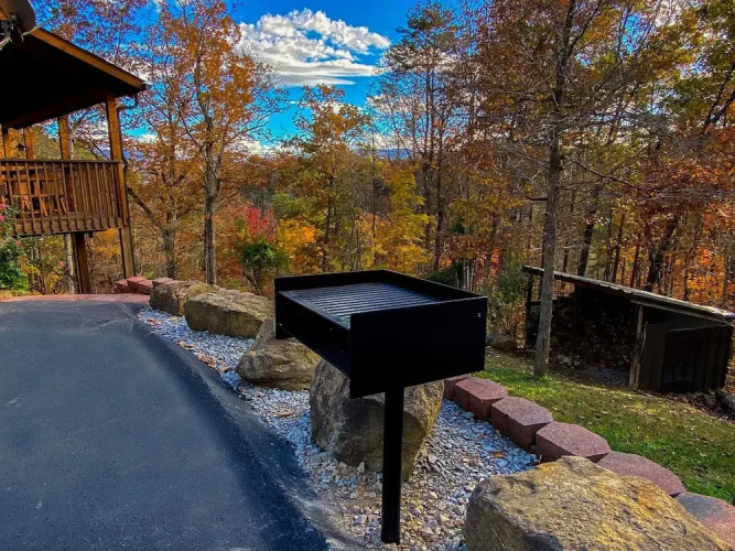 A-bluff & Beyond 2 Bedroom Cabin by RedAwning