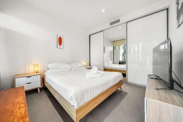 Canberra Lakefront 2-bed With Pool,