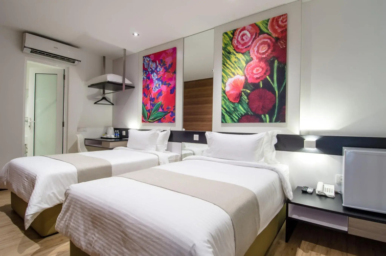 12FLY Hotel