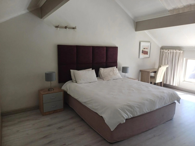 Mount Royal 09 - Large 1 bed with balcony
