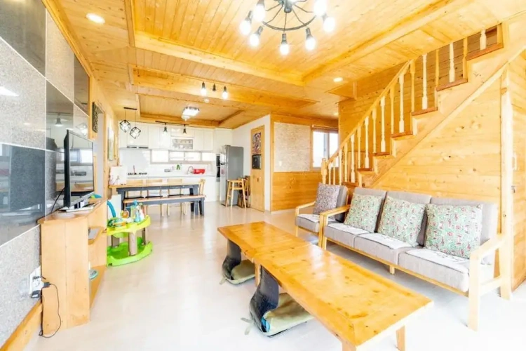 4 Bedrooms Standard Family room with balcony