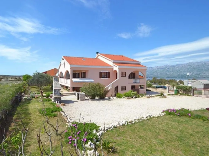 3 Bedrooms Apartment