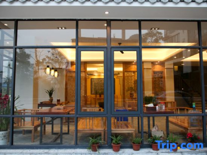 Xiangyunge Holiday Hotel