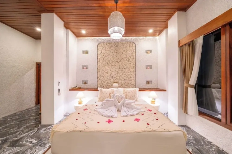 Suite with pool view
