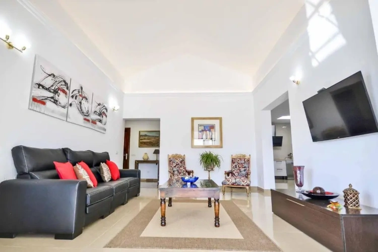 3 Bedrooms Villa