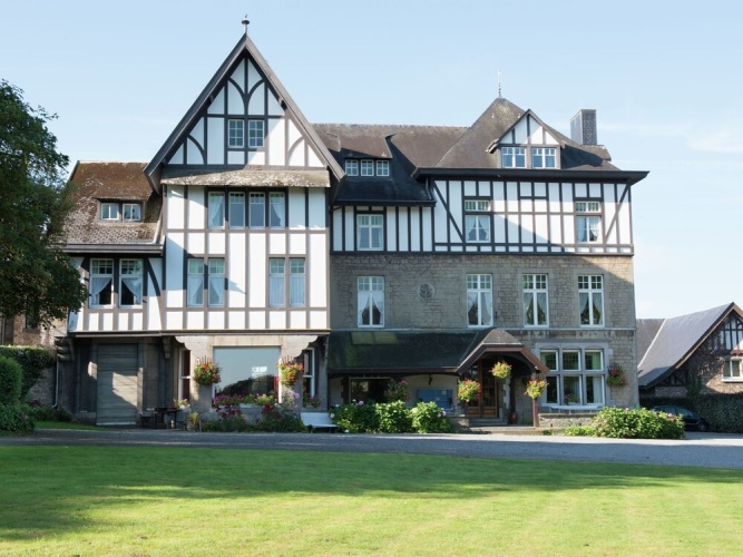 Vintage Castle in Jevoumont with Pool