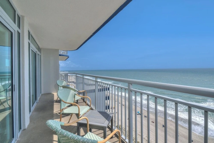 3 Bedrooms Deluxe room with balcony and oceanfront