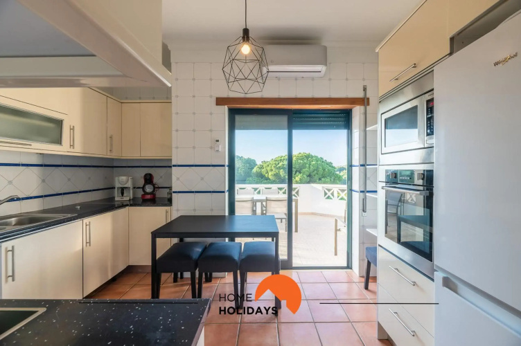 #071 Stunning Spacious Flat w Pool 5m Beach