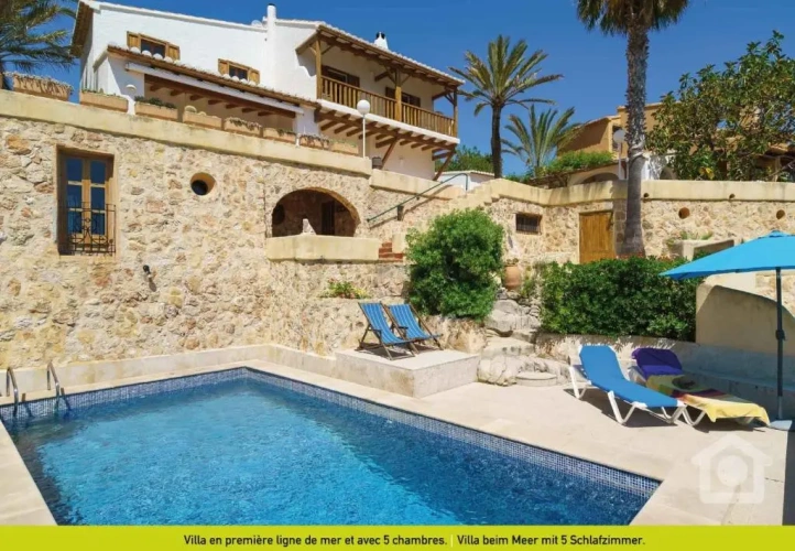 5 Bedrooms Villa