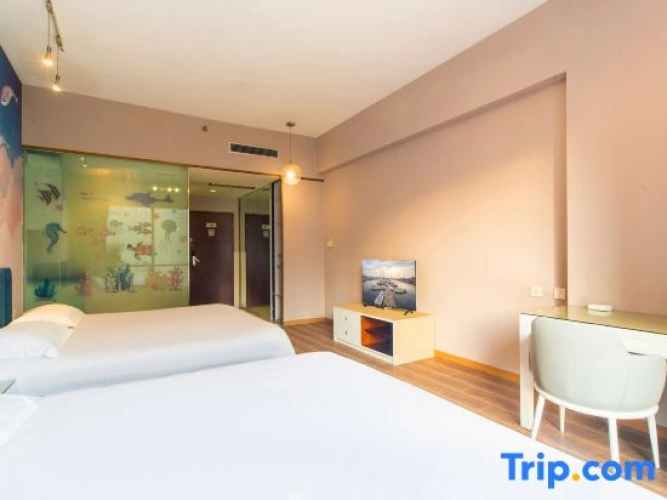 Standard Quadruple room with city view