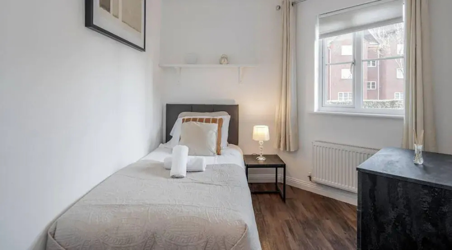2 Bed Apartment Sleeps 5 - Wifi, Free Parking