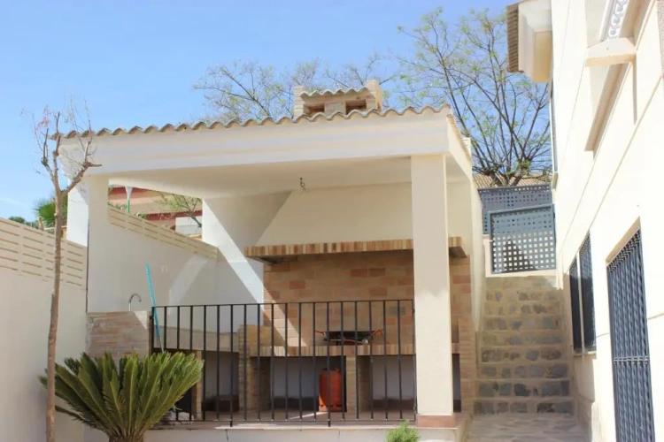 4 Bedrooms Villa