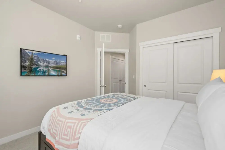 Northfield Hideaway, King Suite, EV, Pet-friendly